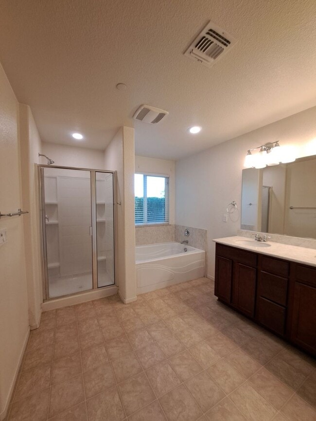 Building Photo - Move in Special: $500 Off the 1st Month's Rent – Stunning and Spacious Home – Don't Miss This!