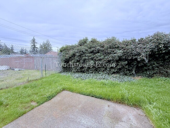 Building Photo - Newly Renovated 2-bedroom Apartment