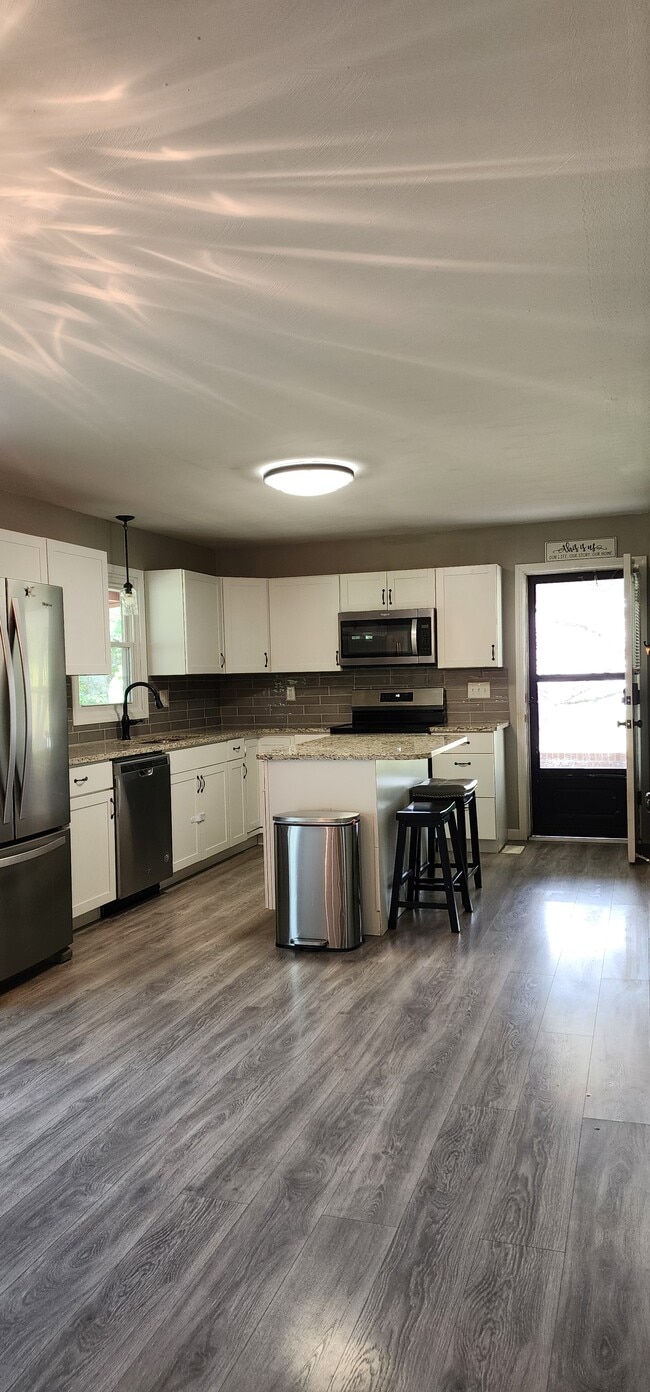 Building Photo - Woodland Hills