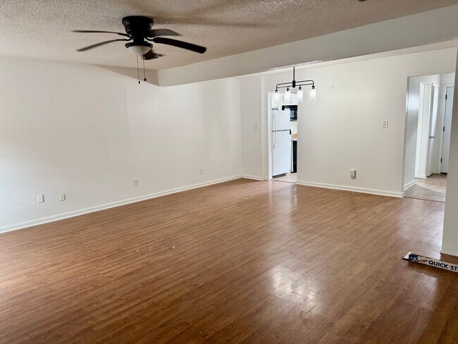Building Photo - 127 E Pamela Dr