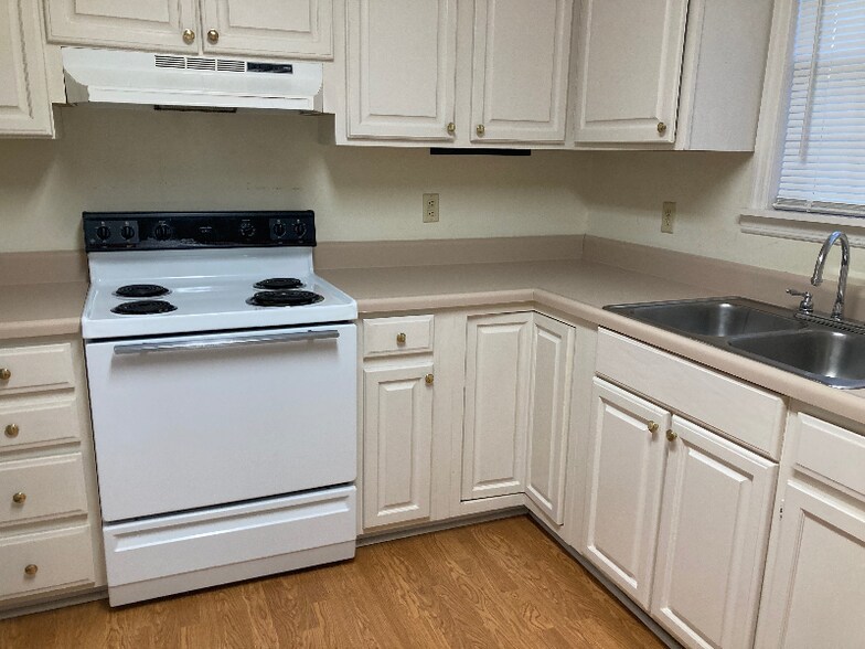 Building Photo - 608 Windcrest Dr