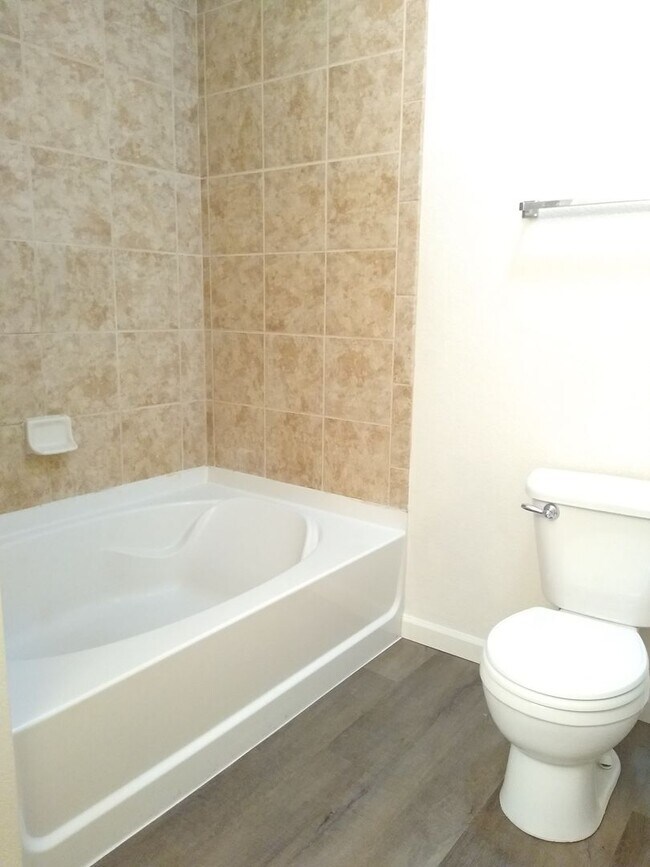 Building Photo - Beautiful and Spacious 3 Bedroom 2 Bath To...
