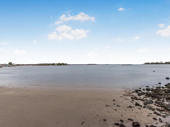 Building Photo - 240 Bowne St