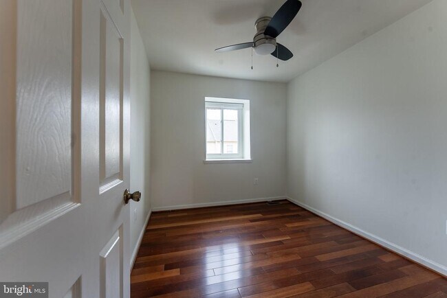 Building Photo - 7426 Rhondda Dr