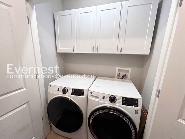 Building Photo - 3 Bed/2.5 Bath Condo with Modern Amenities / Available Now!