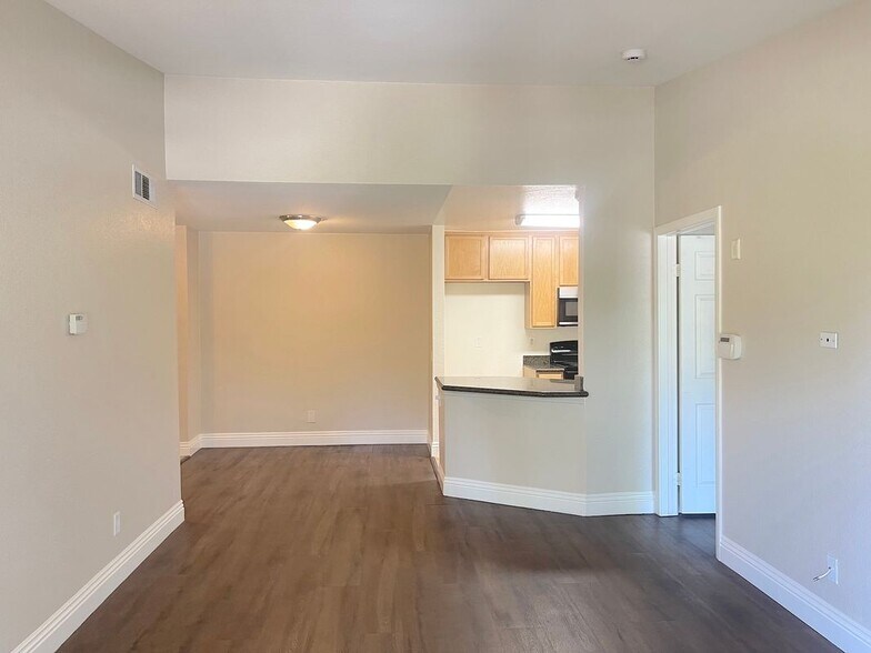 Building Photo - 2400 Del Mar Way