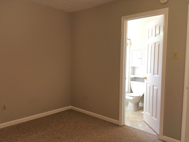 Building Photo - Lovely Townhouse! Fresh Paint, New Carpet, All Electric!  W/D Included, Privacy Fenced Backyard