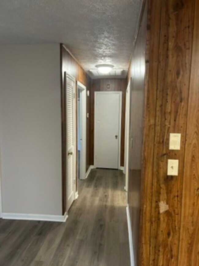 Building Photo - 216 Maryland Dr