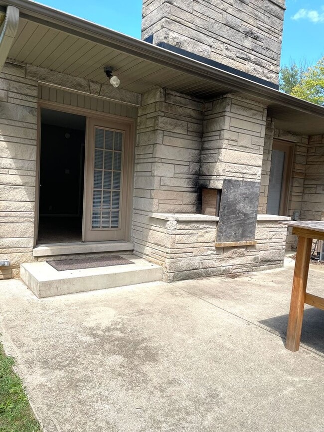 Building Photo - Spacious 3 bed/2 bath - walk to campus!