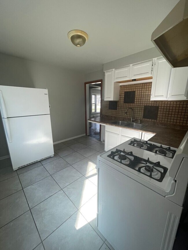 Building Photo - Beautiful and spacious 4 Bedroom 2 Bath House in Calumet City, IL MUST SEE