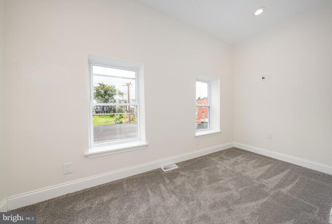 Building Photo - 71 Dolphin St