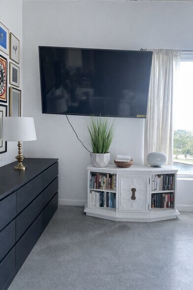 Building Photo - 10 SW South River Dr