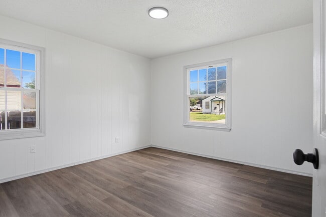 Building Photo - 549 E Ercoupe Dr