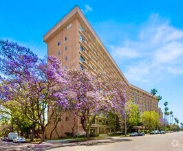 Bldg - 100 S Doheny Dr