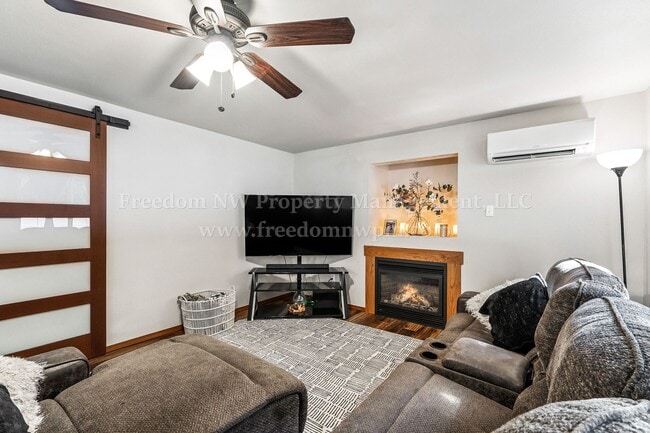 Building Photo - 704 Evergreen Place