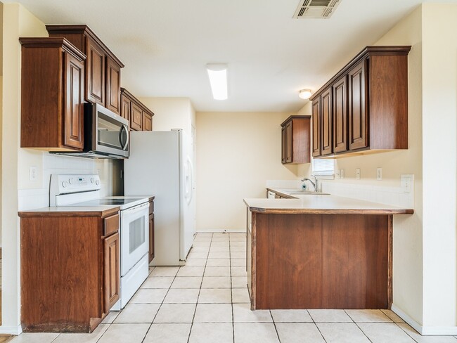 Building Photo - 2402 SW 19th St