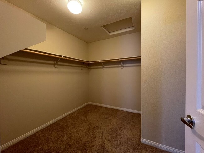 Building Photo - 4 BED 2.5 BATH 2 CAR GARAGE SINGLE FAMILY ...