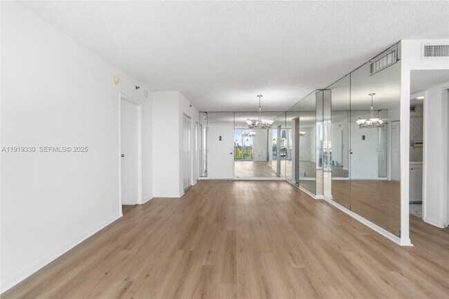 Building Photo - 4101 Pine Tree Dr