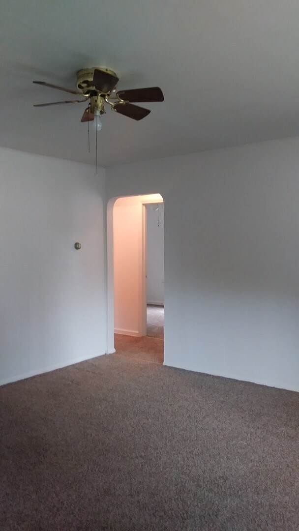 Building Photo - 2 bed 1 bath with garage