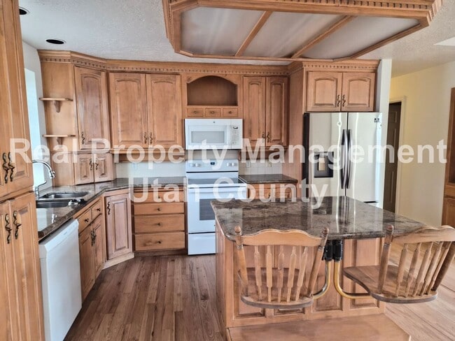 Building Photo - Beautiful Orem Home New Paint and Flooring