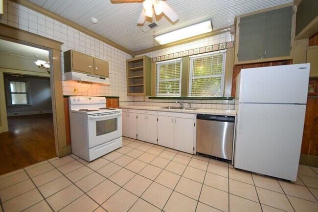 Building Photo - Great 3 bed, 1 bath near University of Mem...