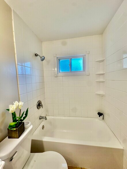 Main bath: Full bath with tub and shower - 1444 Dodge St