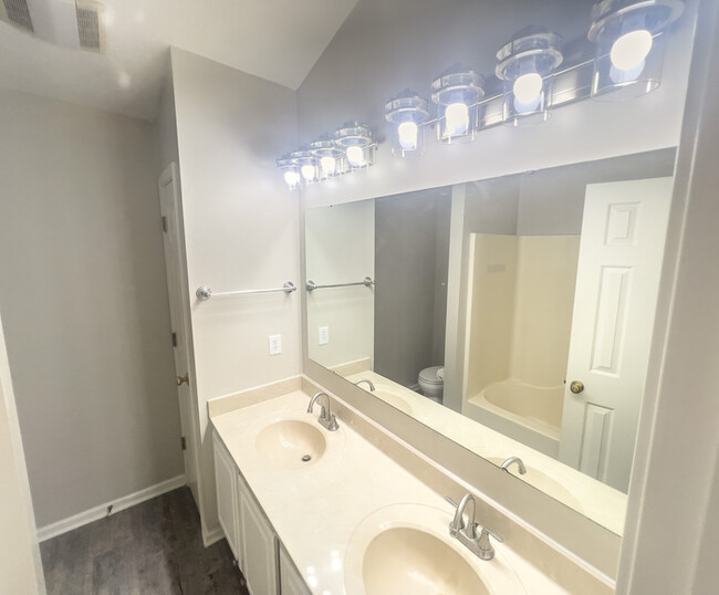 Building Photo - Luxurious Carmel Duplex