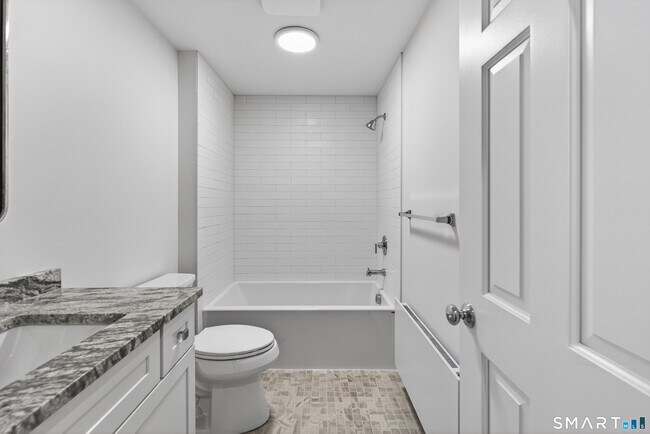 Building Photo - 136 Bank St