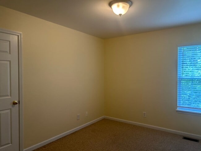 Building Photo - Three bedroom, 2 bath house in Elon