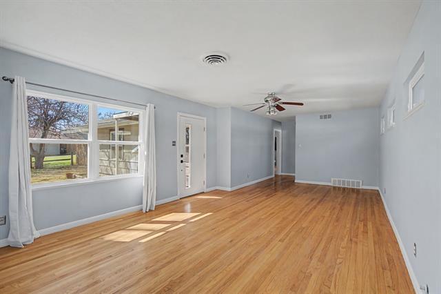 Building Photo - 422 N Pecan St