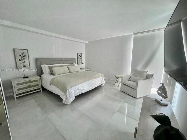 Building Photo - 100 Bayview Dr