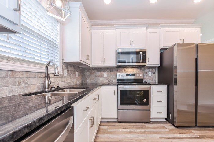 Building Photo - 15646 Landview Ln