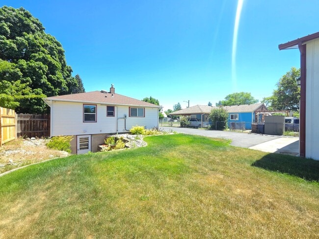 Building Photo - 5621 N Hemlock St