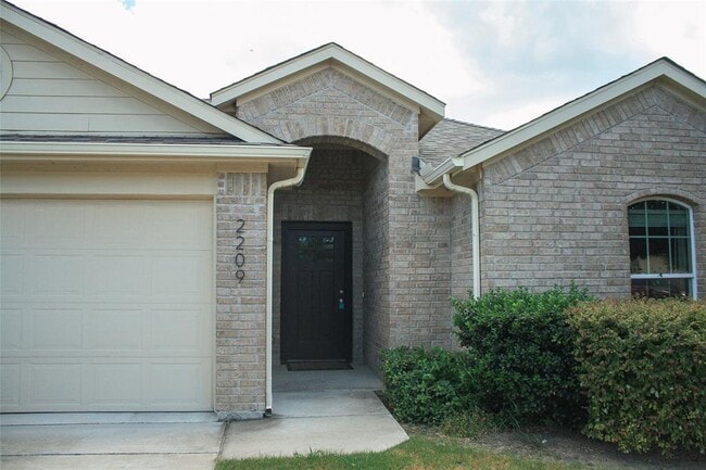 Building Photo - 2209 Bettylou Ln