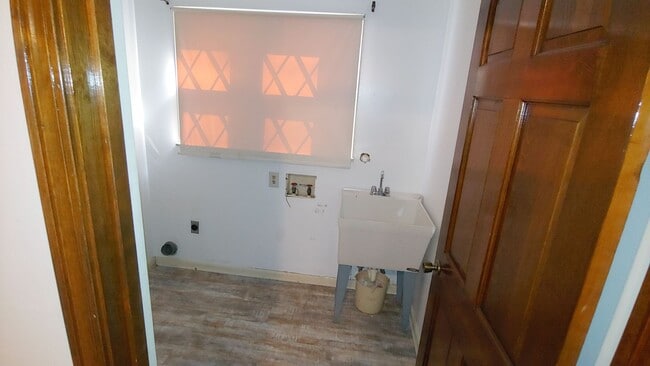Building Photo - Very Nice 4 Bedroom Home in Woodland Forest
