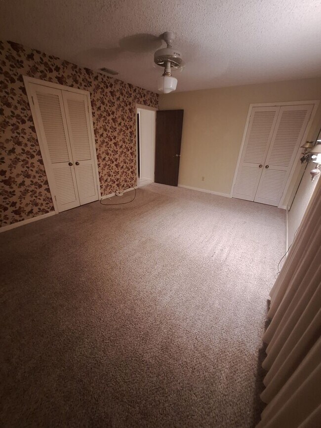 Building Photo - Spacious 3 bedroom, 2 bath