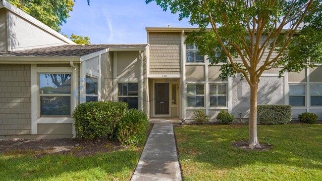 Building Photo - 2305 Falling Water Ct