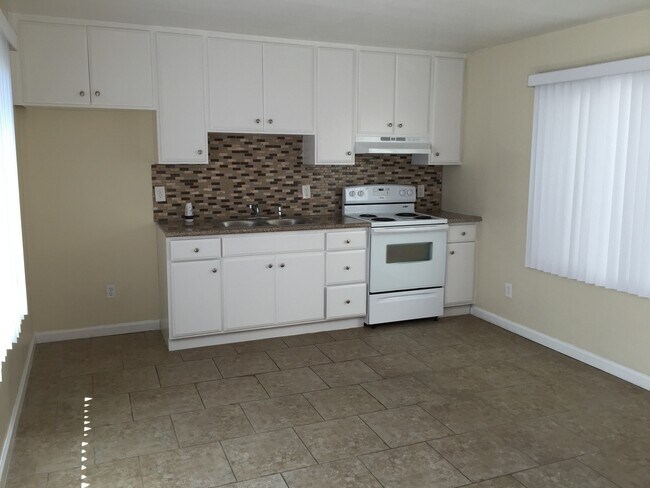 Building Photo - 2051 Cedar Ave