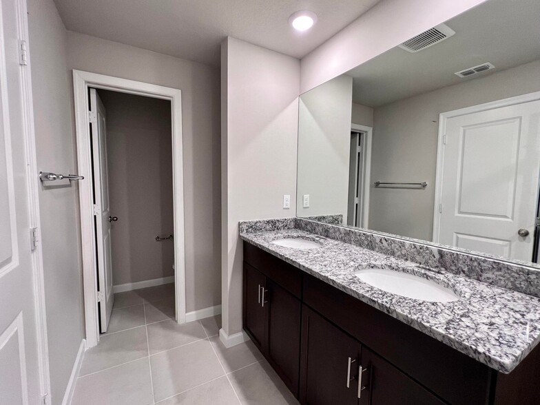Building Photo - 5656 Mentmore Dr