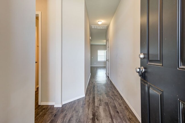 Building Photo - Beautiful 4BD/2BTH with a 2 car garage in ...