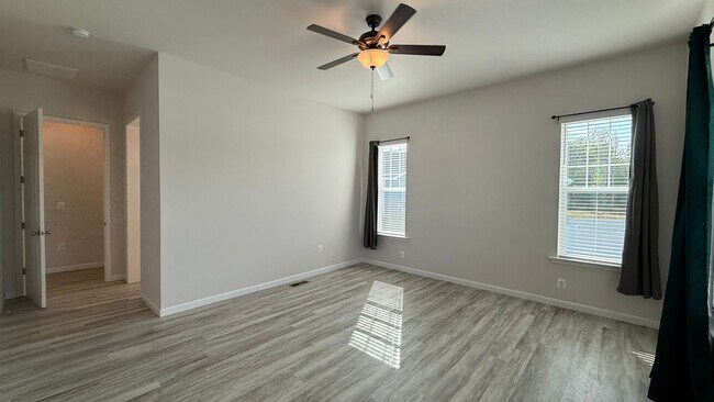 Building Photo - Spotsy Courthouse - Large Ranch Home