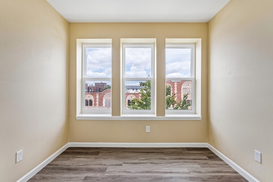 Building Photo - 5582 Pershing Ave