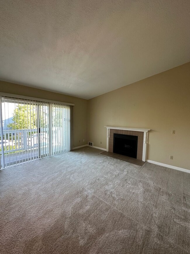 Building Photo - Top Floor 2 bed Condo in Renton available ...