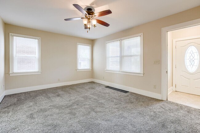 Building Photo - Spacious 3 Bedroom Duplex in the Heart of Midtown Featuring Detached Garage!!