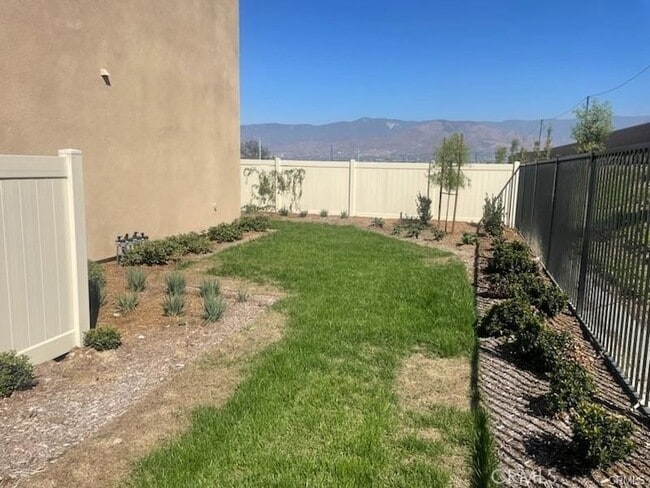 Building Photo - 2058 Bergamot St