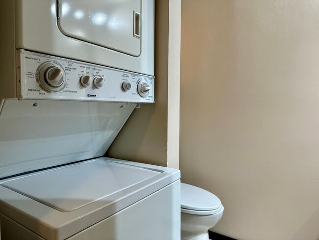 Building Photo - Two Story Condo in Downtown Bellevue