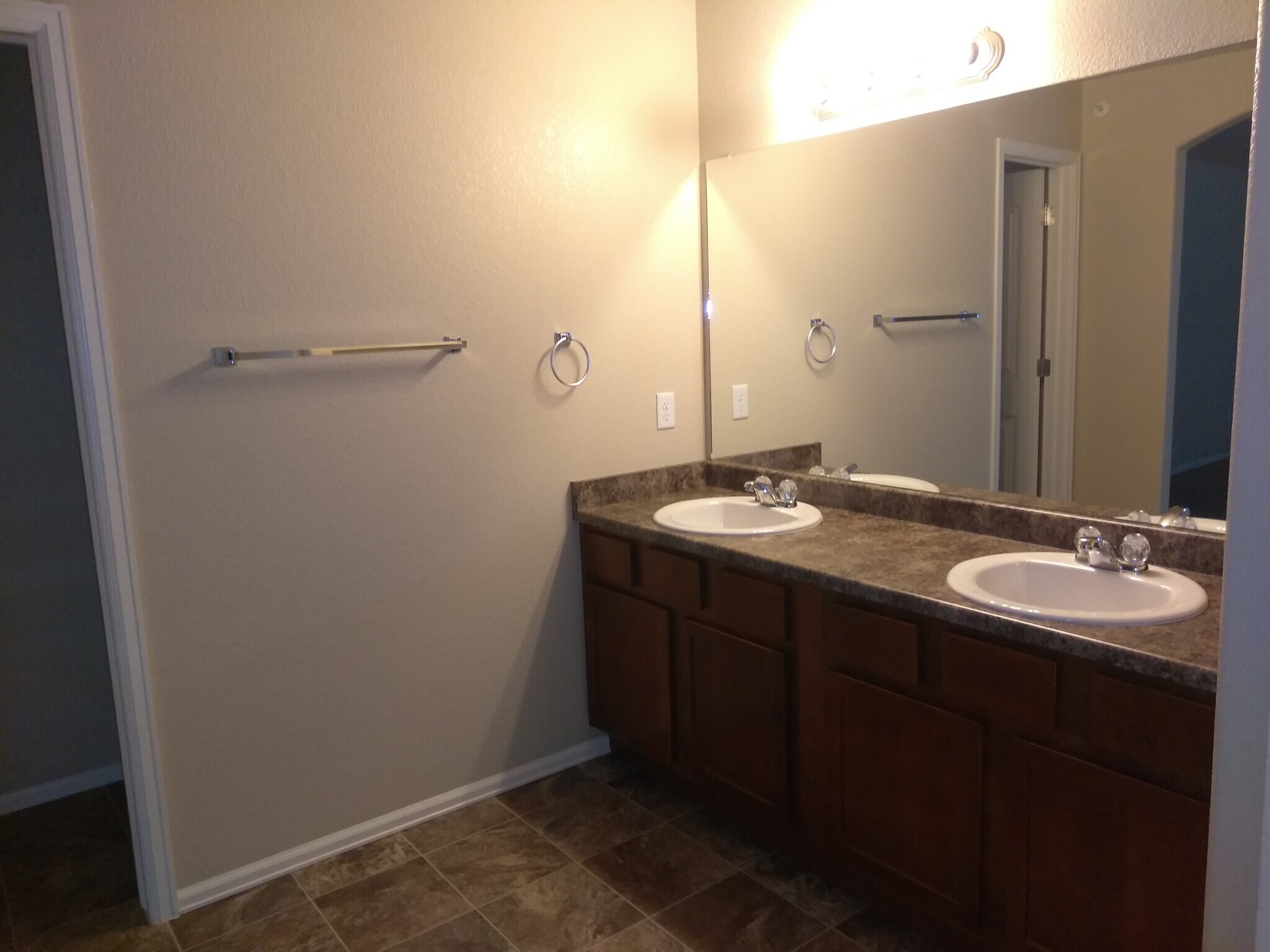 dedicated master suite bath with double sinks - 3070 Harpy Grove