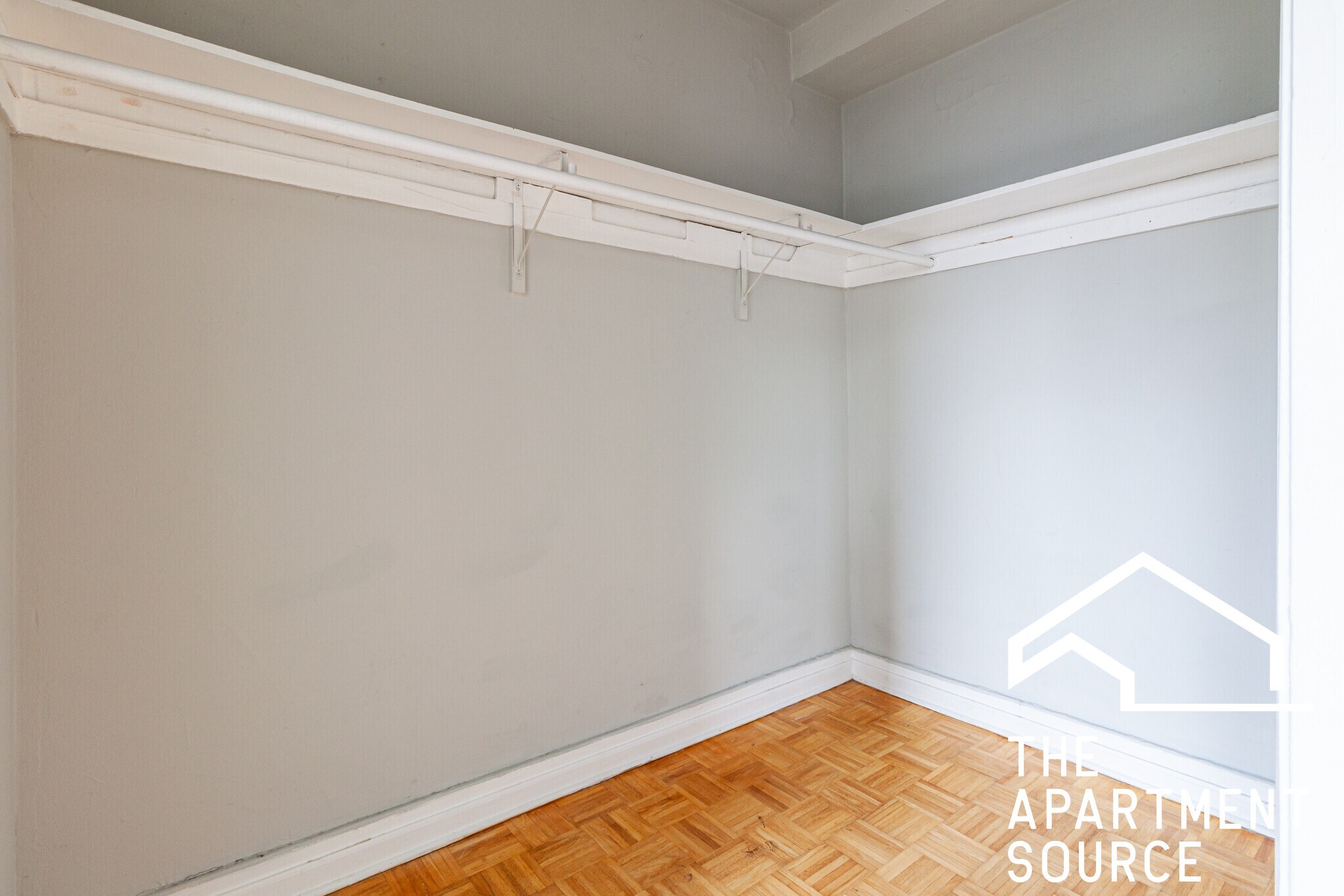 Building Photo - 717 W Belmont Ave