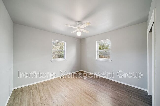 Building Photo - 5822 E 35th St