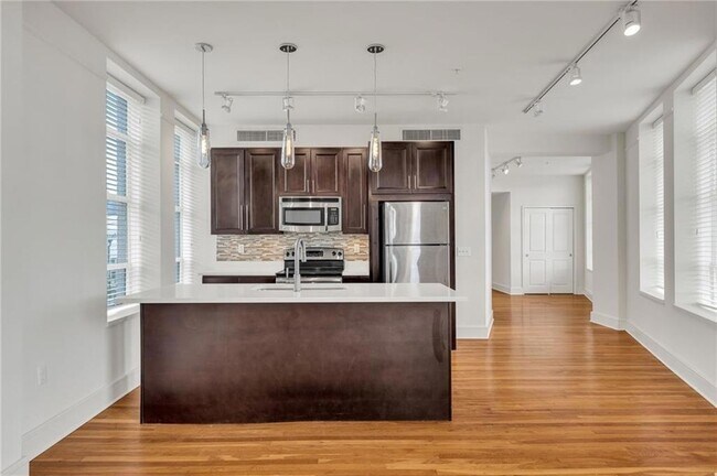 Building Photo - 833 Howard Ave